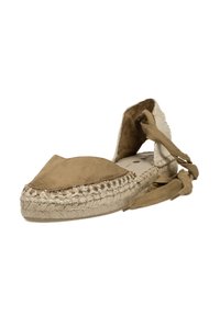 Espadrille de ante en tono tan con suela de yute, que presenta un talón abierto y largas cintas de tela para un ajuste seguro. Acabado texturizado.