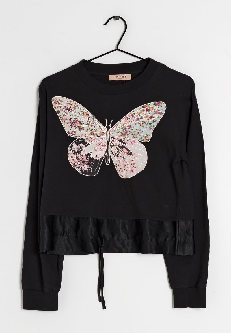 Chemise noire à manches longues ornée d'un grand motif papillon floral coloré sur la poitrine, ourlet en satin et cordon de serrage en bas.