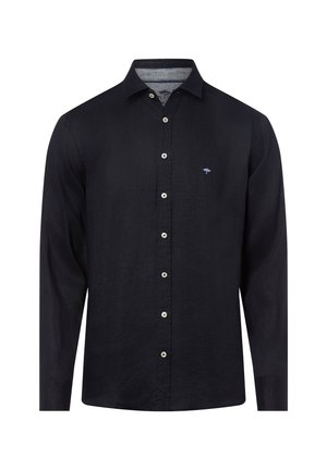 Czarna koszula na długi rękaw z kołnierzykiem, białymi guzikami z przodu i małym haftowanym logo drzewa na lewej piersi.