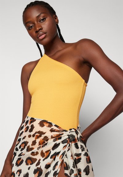 Filippa K ASYMMETRIC SWIMSUIT - Kupaći kostim - sunset yellow