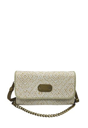 Sac bandoulière tissé blanc et or avec des motifs géométriques, des accents en cuir marron et une chaîne dorée en bandoulière.