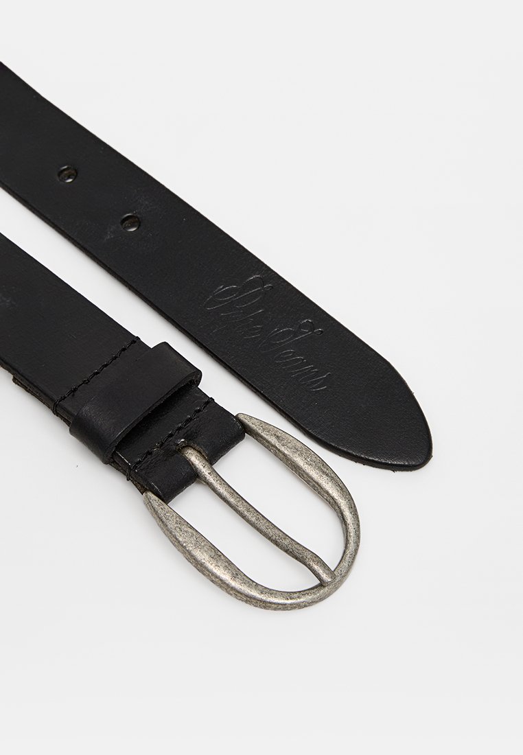 Ceinture en cuir noir avec une boucle en métal argenté. Le cuir a une texture lisse et il y a plusieurs trous pour l'ajustabilité.