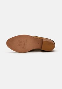 Semelle en suede marron avec un talon en caoutchouc texturé de couleur beige. Logo "Fellini" embossé au niveau de l'arche et taille "37" imprimée près du talon.