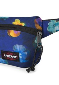 Borsa vita compatta con motivo floreale, realizzata in tessuto blu navy con fiori colorati, zip nera e robusti accessori neri. Logo Eastpak in evidenza.