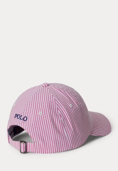 Ροζ και λευκό ριγέ καπέλο μπέιζμπολ με καμπυλωτό γείσο, ρυθμιζόμενο λουράκι και κεντημένο λογότυπο "POLO" στο πίσω μέρος. Υφασμάτινη υφή.