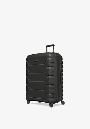 Valise rigide noire avec rainures horizontales texturées, quatre roues pivotantes et une poignée télescopique étendue.