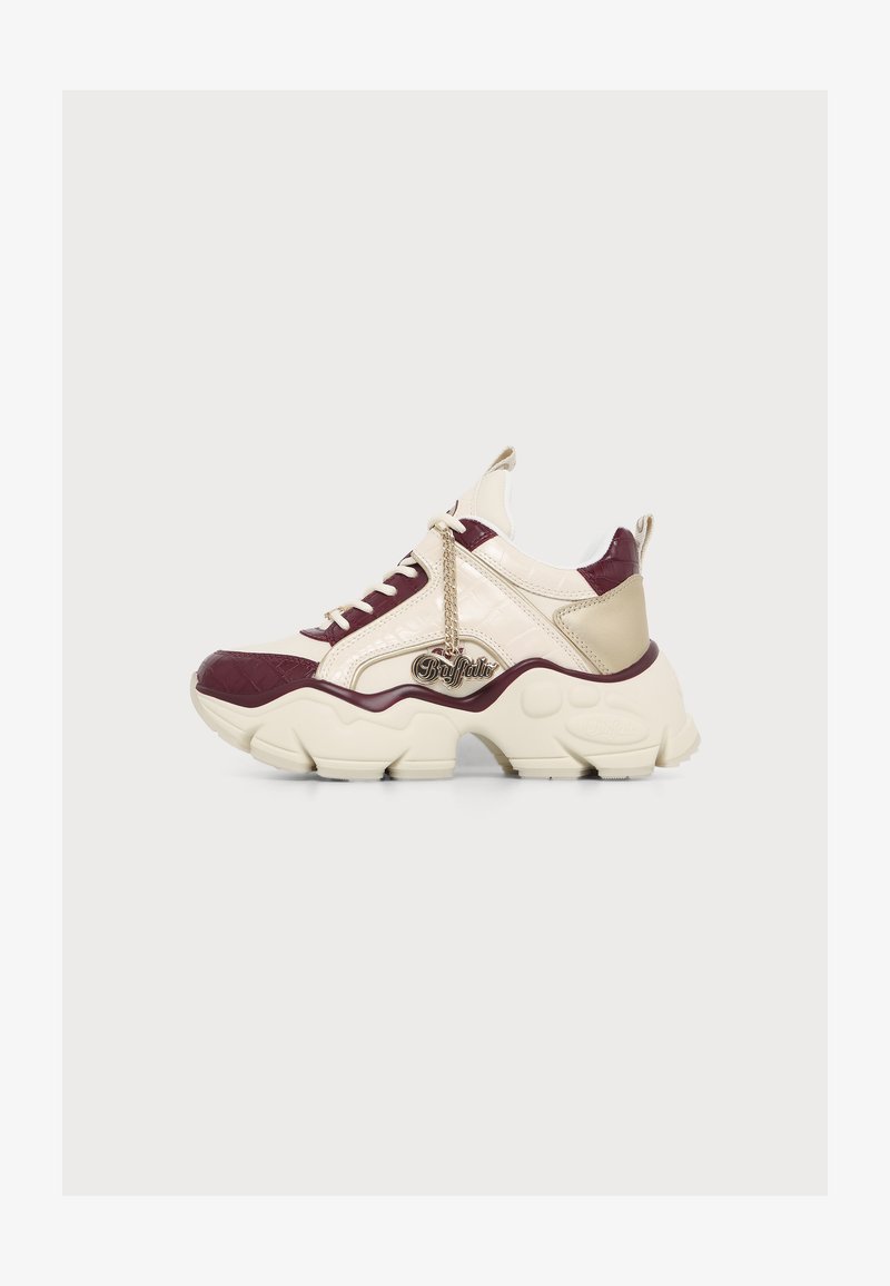 Χοντρό κρεμ και μπορντό sneaker με χοντρή σόλα και λεπτομέρεια με αλυσίδα που φέρει τη λέξη Buffalo στη πλευρά.