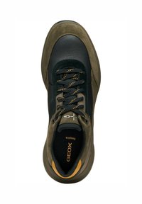 Des baskets vertes et noires en mélange cuir et daim, avec un bout rond, des lacets contrastés, et un logo sur la languette et la semelle intérieure.