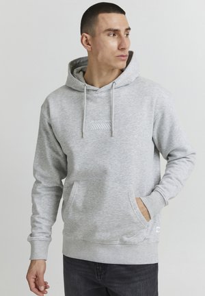 Grå fleece hoodie med en frontlomme, justerbar snøre-hætte og diskret logo-detalje på brystet. Standard pasform med ribbede ærmer.