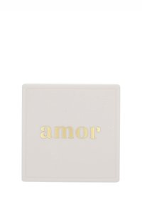 Scatola per gioielli bianca quadrata con testo in oro "amor" centrato sul coperchio su uno sfondo bianco.