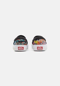 Vans CLASSIC SLIP-ON UNISEX - Belebújós cipők - black/multi-coloured