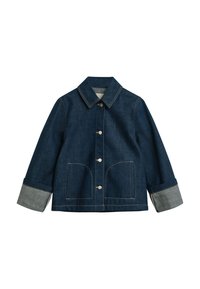 Mørkeblå denimjakke med klassisk krage, to store lommer foran og grå mansjetter. Har synlige sømmer og knappelukking.