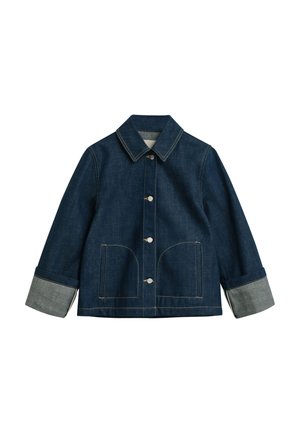 Mørkeblå denimjakke med klassisk krage, to store lommer foran og grå mansjetter. Har synlige sømmer og knappelukking.