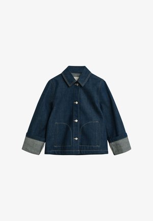 Jaqueta de ganga azul-escura com um colarinho clássico, duas grandes bolsos frontais e detalhes em cinza nas mangas. Apresenta costuras visíveis e fechos de botão.