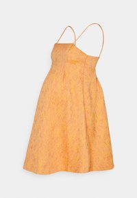 Vestido curto de alças finas em um tecido laranja texturizado, com corpete ajustado e saia fluida com suaves pregas.