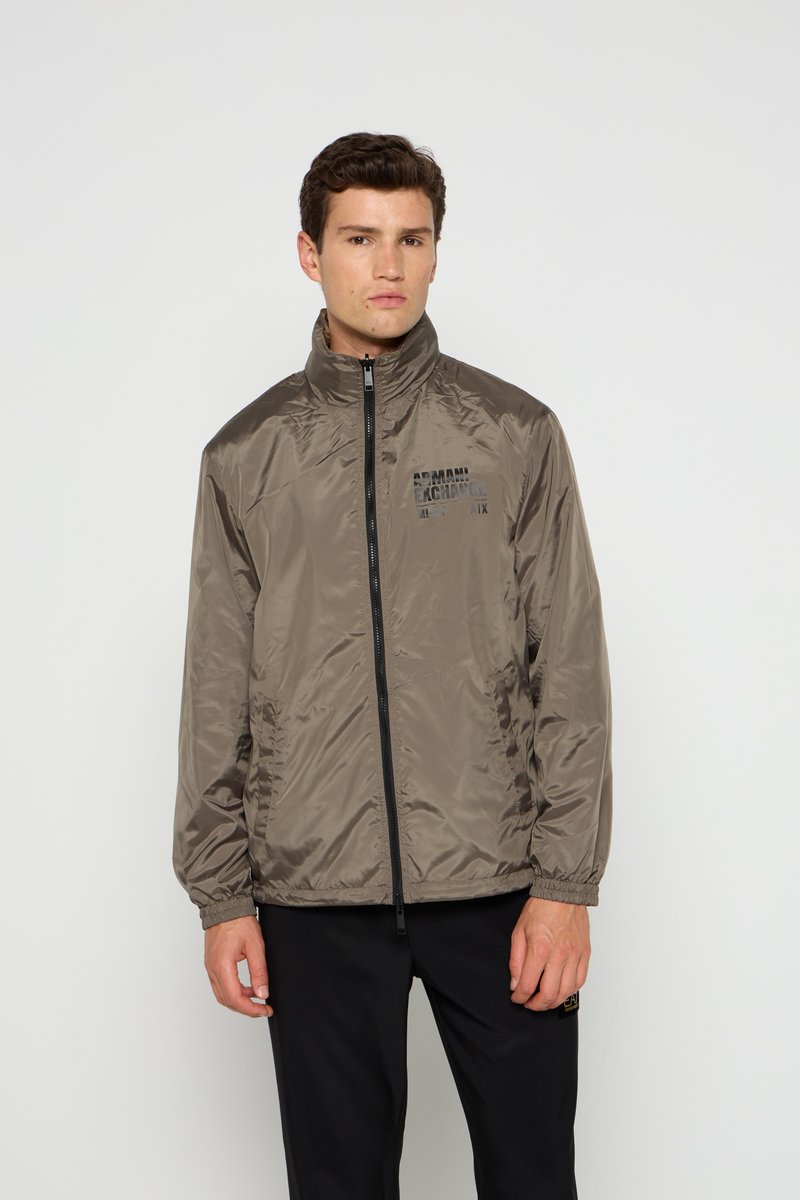 Lichte, olijfgroene nylon jas met een hoge kraag, rits aan de voorkant en elastische manchetten met een subtiele logo op de borst.