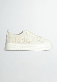 Sneakers atletiche bianche con una tomaia in rete testurizzata, punta rotonda e suola piatta. Presentano il logo "LIU·JO" in beige chiaro sul lato.