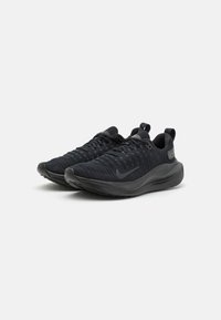 Zwarte sportieve schoenen met een ademende mesh bovenzijde, gestructureerd afwerking en rubberen zolen. Voorzien van een logoaccent en trek-oogjes op de hiel.
