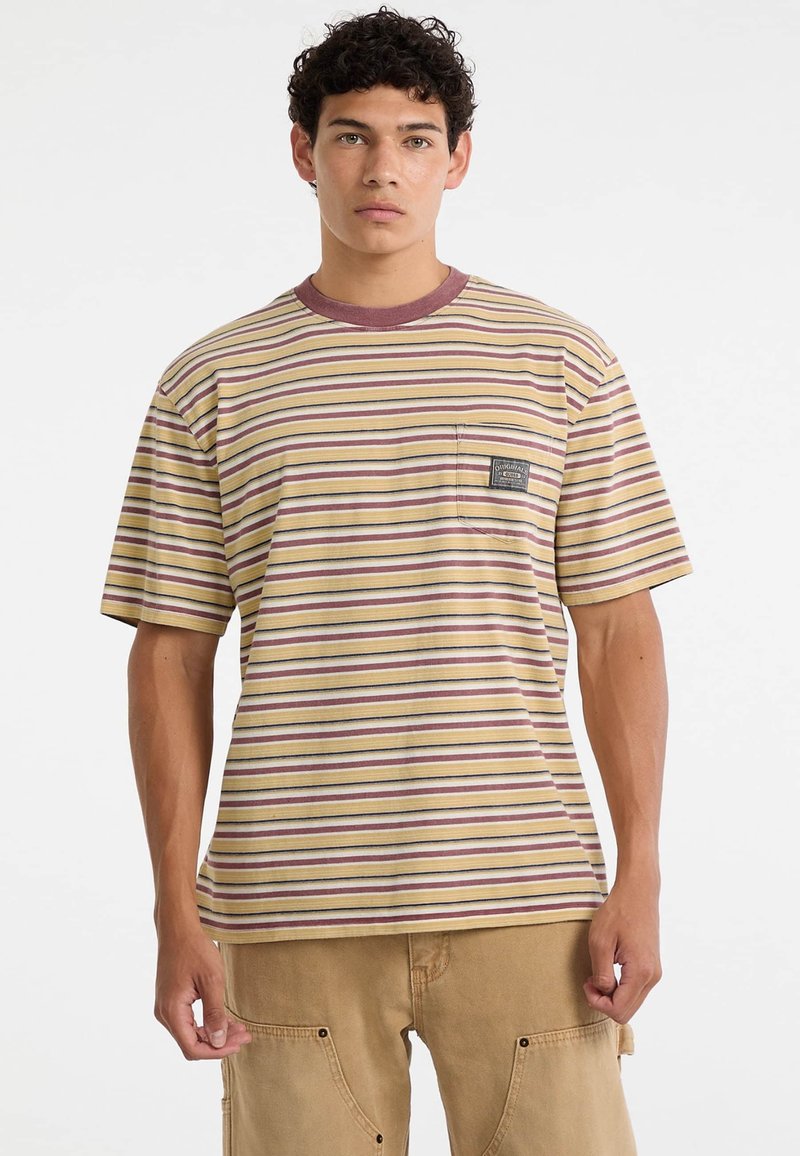 Gestreiftes T-Shirt mit kurzen Ärmeln in Beige, Gelb und Burgunderrot. Mit einer Brusttasche und einem Etikett. Klassisches Rundhals-Design.