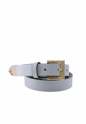 Cintura in pelle grigio chiaro arrotolata, con fibbia rettangolare dorata e punta dorata con incisione a stella.