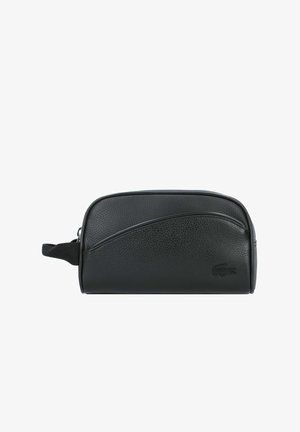 Neceser de piel negra con un acabado texturizado, un elemento de diseño curvado y un asa lateral. Presenta un logo discreto.