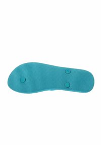 Suela de zapato de goma azul con una superficie texturizada que presenta patrones de diamante y dos indentaciones circulares para mayor agarre.