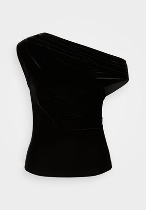 Svart off-shoulder topp laget av fløyel, med drapert stoffdesign og glatt tekstur. Tilpasset fasong med buet utringning.