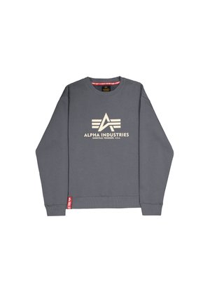 Sweatshirt cinza com gola redonda, apresentando um grande logótipo branco e riscas na frente. Inclui um rótulo vermelho na lateral. Textura suave.