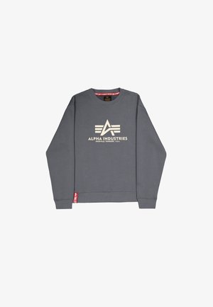 Sweatshirt cinza com gola redonda, apresentando um grande logótipo branco e riscas na frente. Inclui um rótulo vermelho na lateral. Textura suave.