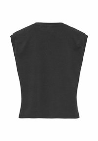 Camiseta sin mangas negra con un corte relajado, cuello redondo, textura de algodón suave y sin patrones ni acentos visibles.
