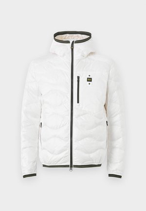 Weiße gesteppte Kapuzenjacke mit schwarzem Reißverschluss vorne und an den Taschen, mit einer Brusttasche und einem kleinen schwarz-gelben Logo-Patch.