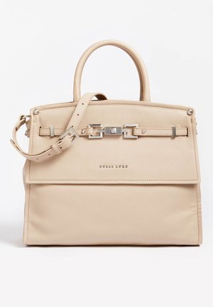 Beige leren handtas met bovenhandvatten, een voorflap, een decoratieve zilveren gesp en een schouderriem, van het merk Guess Luxe.