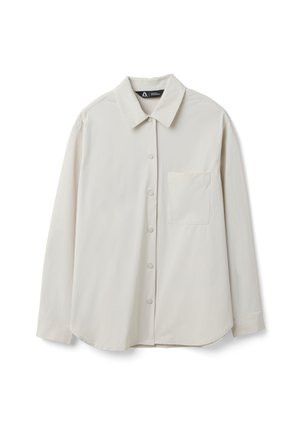 Beiges Hemd mit langen Ärmeln, Knopfleiste, Kragen und einer einzelnen Brusttasche vor weißem Hintergrund.