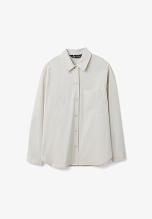 Beiges Hemd mit langen Ärmeln, Knopfleiste, Kragen und einer einzelnen Brusttasche vor weißem Hintergrund.