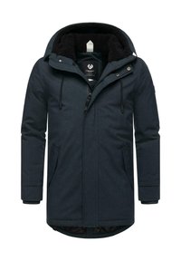 Parka marine avec une capuche texturée et douce doublée en polaire, fermeture éclair, poches latérales et poignets élastiques ; dotée de cordons de serrage ajustables.