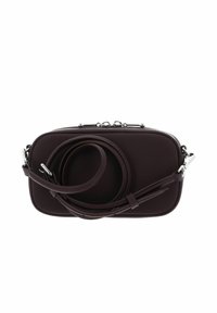 Borsa in pelle bordeaux scuro, forma rettangolare, con una texture liscia. Presenta hardware in tonalità argento e una tracolla removibile avvolta in cima.