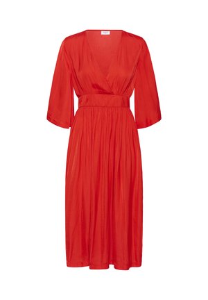 Vestido midi rojo con cinturón ancho en la cintura, escote en V y mangas sueltas hasta el codo, hecho de tela ligera y fluida.