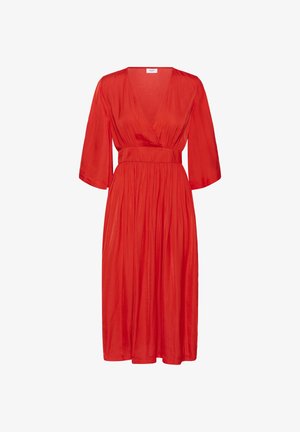 Vestido midi rojo con cinturón ancho en la cintura, escote en V y mangas sueltas hasta el codo, hecho de tela ligera y fluida.