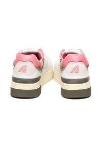 Scarpe da ginnastica con una parte superiore in pelle bianca e grigia, accenti rosa sul tallone e sulla linguetta, e suola in gomma testurizzata. Presenta un logo sul tallone.