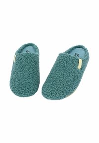 Fuzzy teal huisslippers gemaakt van zacht materiaal met een afgeronde vorm, voorzien van een stoffen bovenkant en een gestructureerde zool voor grip.