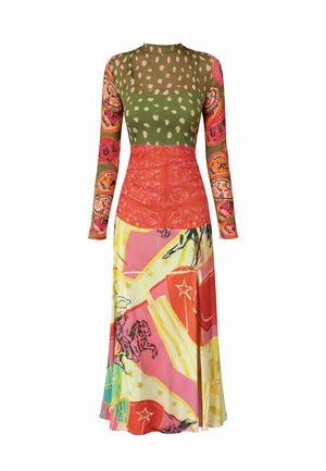 Μακρύ πολύχρωμο φόρεμα με πράσινο και μπεζ τοπ από διάτρητο ύφασμα με πουά σχέδια, κόκκινη μέση με σχέδια και πολύχρωμη φούστα με αστέρια και απεικονίσεις αλόγων.