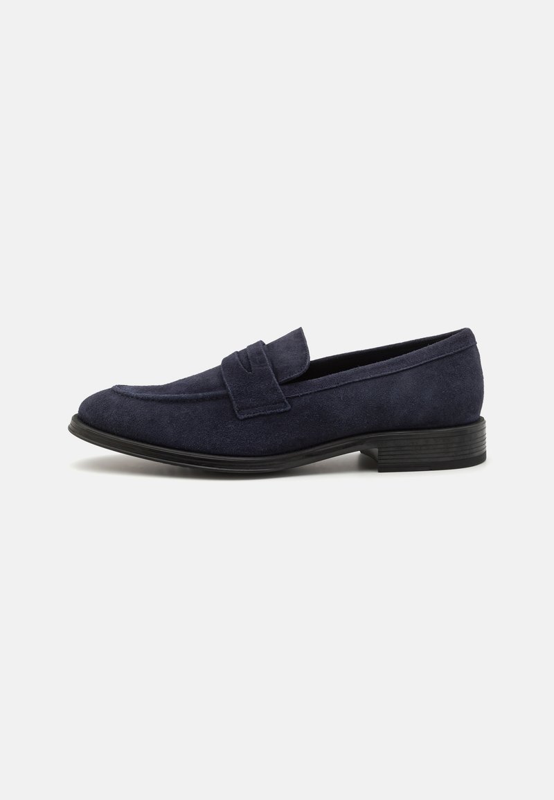 Morski ante loaferi s okruglim vrhom, s dizajnom na slip-on i ukrasnom trakicom sprijeda. Gumeni potplat s blagim potpeticama.