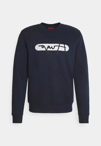 Sudadera navy hecha de una tela suave, con cuello redondo y mangas largas. Logo bordado en blanco con detalles en negro en la parte frontal.