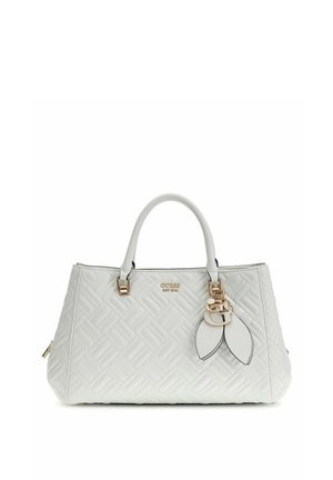 Sac à main matelassé blanc avec deux poignées, logo doré "GUESS" et charms décoratifs dorés et blancs en forme de feuilles sur un fond uni.