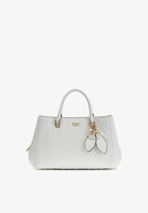 Sac à main matelassé blanc avec deux poignées, logo doré "GUESS" et charms décoratifs dorés et blancs en forme de feuilles sur un fond uni.