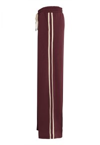 Pantaloni sportivi color bordeaux con cintura regolabile, caratterizzati da due strisce verticali di color crema lungo i lati e una vestibilità ampia.