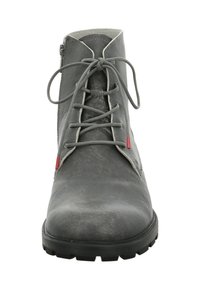 Grijs leren veterschoen met enkelhoogte, dikke zwarte zool, zijrits en kleine rode labeldetails, gezien van voren.