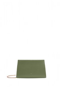 Mala de mão verde em pele com forma retangular, equipada com uma alça de corrente e um logótipo subtil em relevo na frente. Acabamento texturizado.