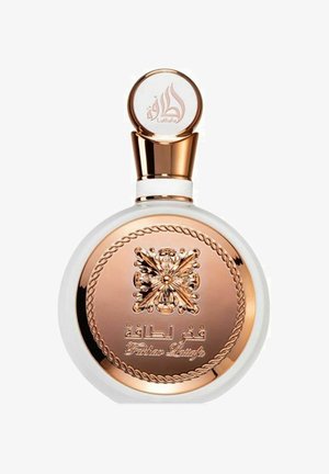 Kirkas lasinen parfumipullo, jossa on pyöreä muoto, valkoinen pohja ja koristeelliset ruusukultaiset yksityiskohdat, joissa on kukkakuosi ja kohokuvioitu teksti.