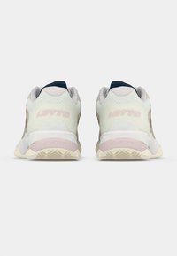 Biele a svetloružové športové topánky s sieťovinovým zvrškom, textúrovaným pätovým dielom a logom na zadnej strane. Podrážka má výrazný dezén.